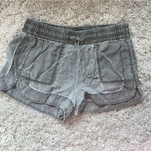 GREEN CARGO SHORTS